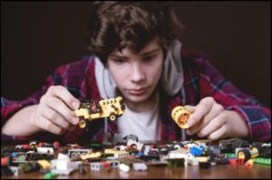 Chłopiec bawi się klockami LEGO