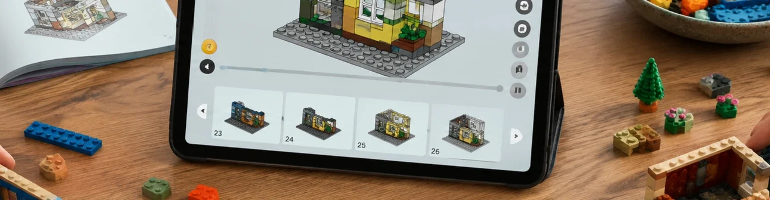 Cyfrowa instrukcja 3D na tablecie obok papierowej książeczki i kolorowych klocków