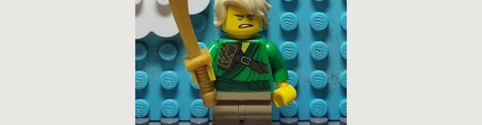 Customowa minifigurka inspirowana Lloydem z NINJAGO, sfotografowana jako własna konstrukcja.