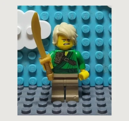 Customowa minifigurka inspirowana Lloydem z NINJAGO, sfotografowana jako własna konstrukcja.