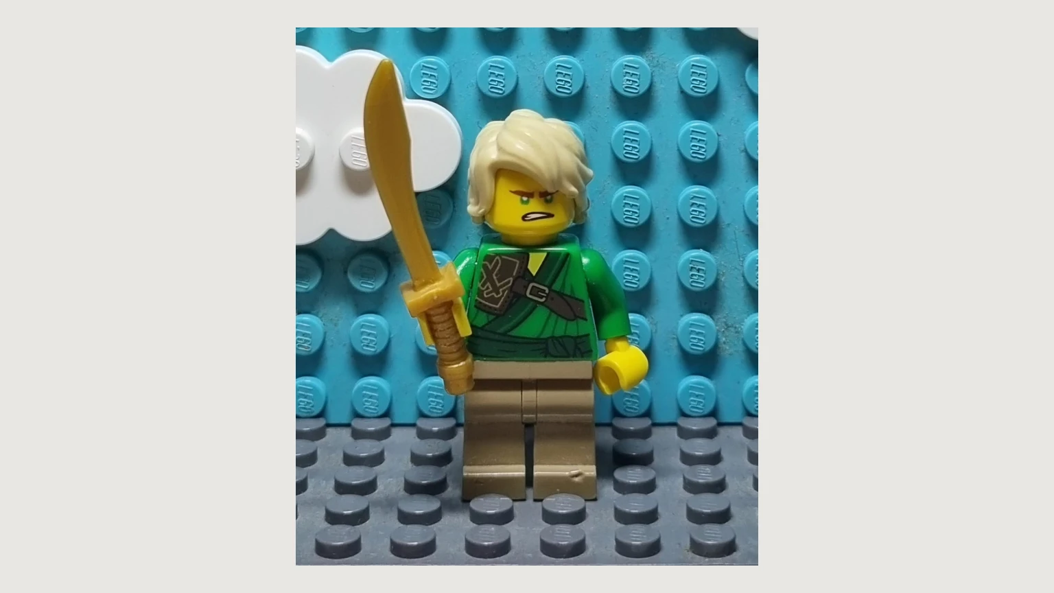 Customowa minifigurka inspirowana Lloydem z NINJAGO, sfotografowana jako własna konstrukcja.