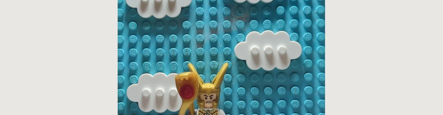 Customowa minifigurka inspirowana Lokim, z zielonymi i złotymi elementami stroju.