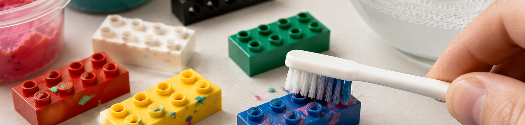 Brudne klocki LEGO z resztkami plasteliny czyszczone miękką szczoteczką.