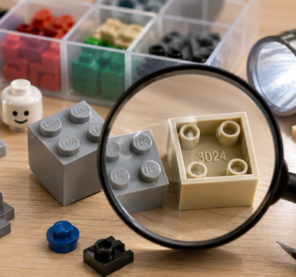 Redakcyjna grafika pokazująca kontrolę używanych klocków pod lupą, z widocznymi oznaczeniami LEGO na studach i numerem 3024 odlanym wewnątrz elementu.