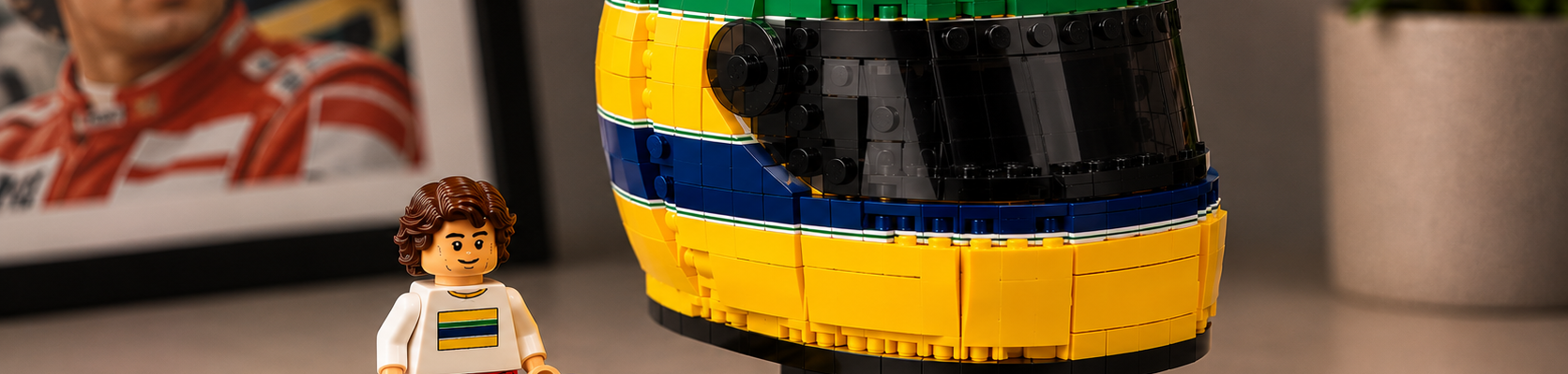 LEGO 43024 Kask Ayrton Senna z minifigurką kierowcy na ekspozycyjnej podstawce