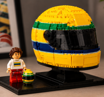 LEGO 43024 Kask Ayrton Senna z minifigurką kierowcy na ekspozycyjnej podstawce