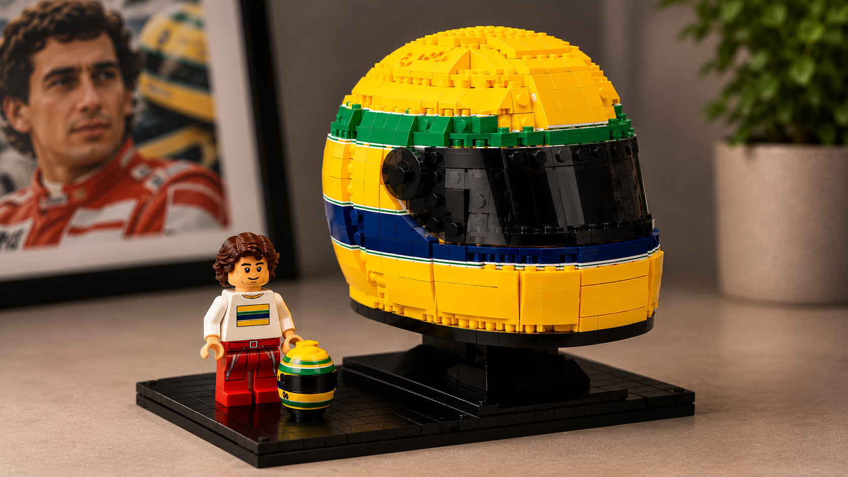 LEGO 43024 Kask Ayrton Senna z minifigurką kierowcy na ekspozycyjnej podstawce
