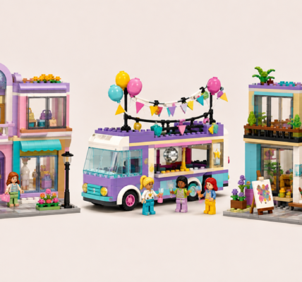 Trzy kolorowe klockowe scenki na jasnym tle: małe centrum handlowe, autobus imprezowy i szkoła artystyczna, ustawione obok siebie jako ilustracja możliwej fali LEGO Friends.