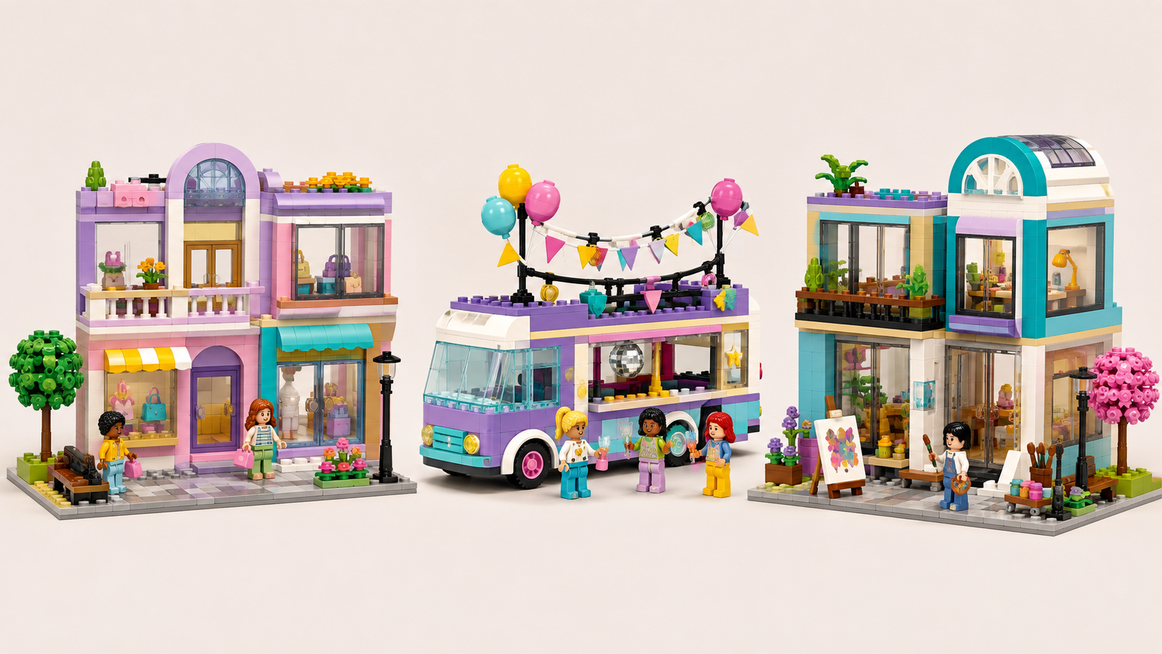 Trzy kolorowe klockowe scenki na jasnym tle: małe centrum handlowe, autobus imprezowy i szkoła artystyczna, ustawione obok siebie jako ilustracja możliwej fali LEGO Friends.