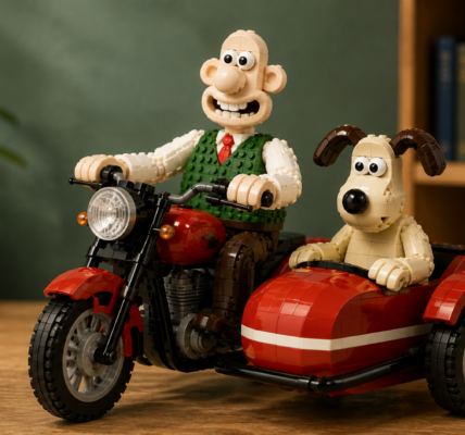 Klockowa ilustracja Wallace’a i Gromita jadących motocyklem z czerwonym wózkiem bocznym w spokojnej studyjnej scenerii.