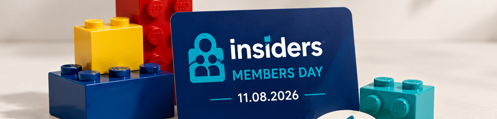 Karta z napisem LEGO Insiders Members Day i datą 11.08.2026 ustawiona wśród kolorowych klocków na jasnym tle.