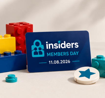 Karta z napisem LEGO Insiders Members Day i datą 11.08.2026 ustawiona wśród kolorowych klocków na jasnym tle.