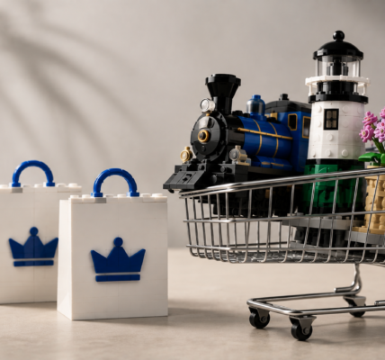 Koszyk zakupowy z trzema klockowymi modelami obok trzech białych toreb, symbolizujący możliwość dodania do trzech fizycznych nagród LEGO Insiders do jednego zamówienia.