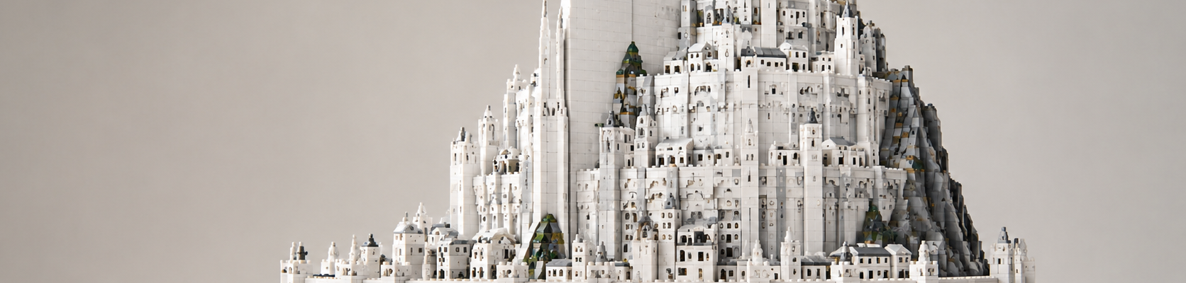 Symboliczna klockowa interpretacja białego, wielopoziomowego Minas Tirith na neutralnym tle, z pojedynczą postacią na pierwszym planie dla pokazania skali.