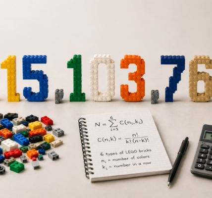 Liczba 915 103 765 zbudowana z kolorowych klocków, obok elementów nawiązujących do matematyki i liczenia konstrukcji.