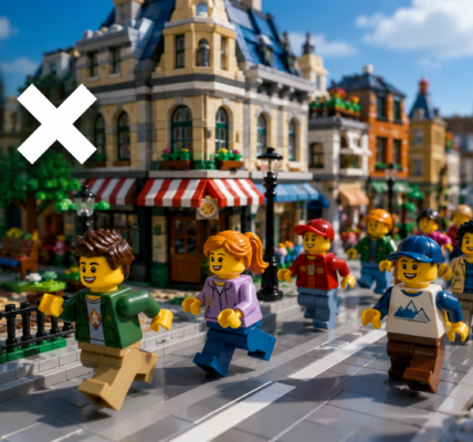 Klockowe miasto, przez którego ulicę kilka minifigurek biegnie w jednym kierunku; w lewym górnym rogu widnieje symbol „2×”.