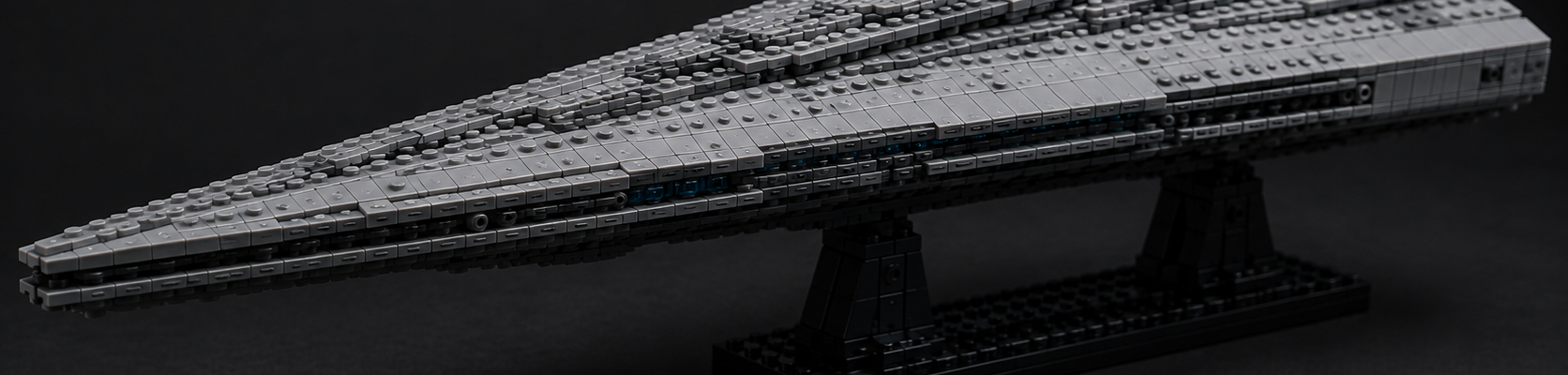 LEGO Star Wars Executor Super Star Destroyer z małym Star Destroyerem i mikro Millennium Falconem przedstawionym na okrągłym elemencie 1×1.