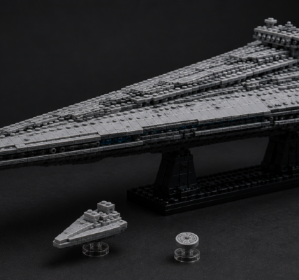 LEGO Star Wars Executor Super Star Destroyer z małym Star Destroyerem i mikro Millennium Falconem przedstawionym na okrągłym elemencie 1×1.