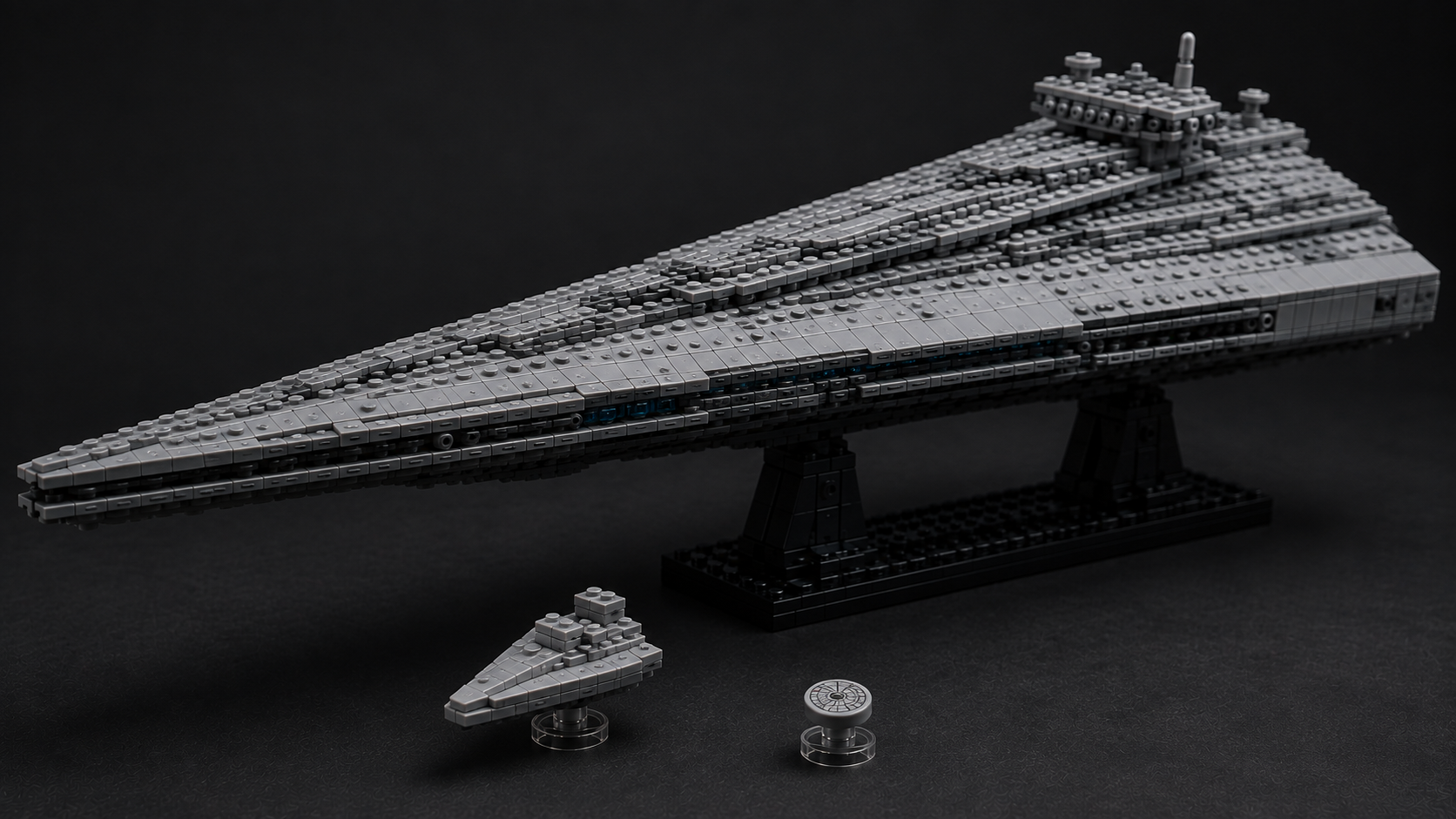LEGO Star Wars Executor Super Star Destroyer z małym Star Destroyerem i mikro Millennium Falconem przedstawionym na okrągłym elemencie 1×1.