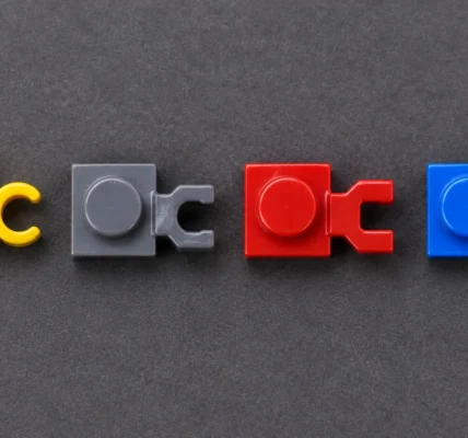 Poglądowa ilustracja czterech płytek LEGO 1×1 z klipsem, nawiązująca do rodziny 4085
