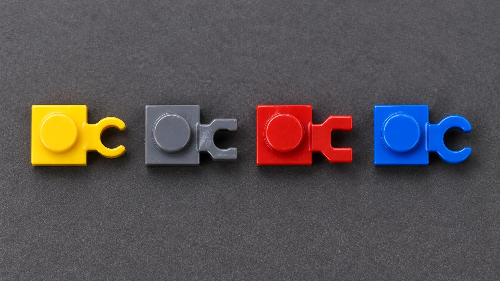 Poglądowa ilustracja czterech płytek LEGO 1×1 z klipsem, nawiązująca do rodziny 4085