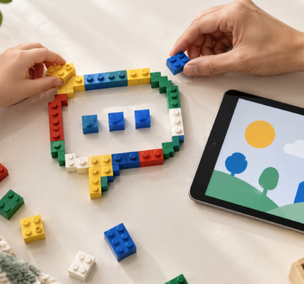 Dziecko i dorosły układają z kolorowych klocków symbol rozmowy obok tabletu.